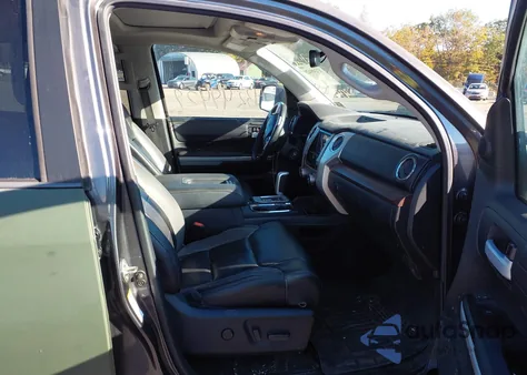 2018 Toyota Tundra Limited 5.7L V8 из США, поврежденный, VIN 5TFHY5F13JX774793